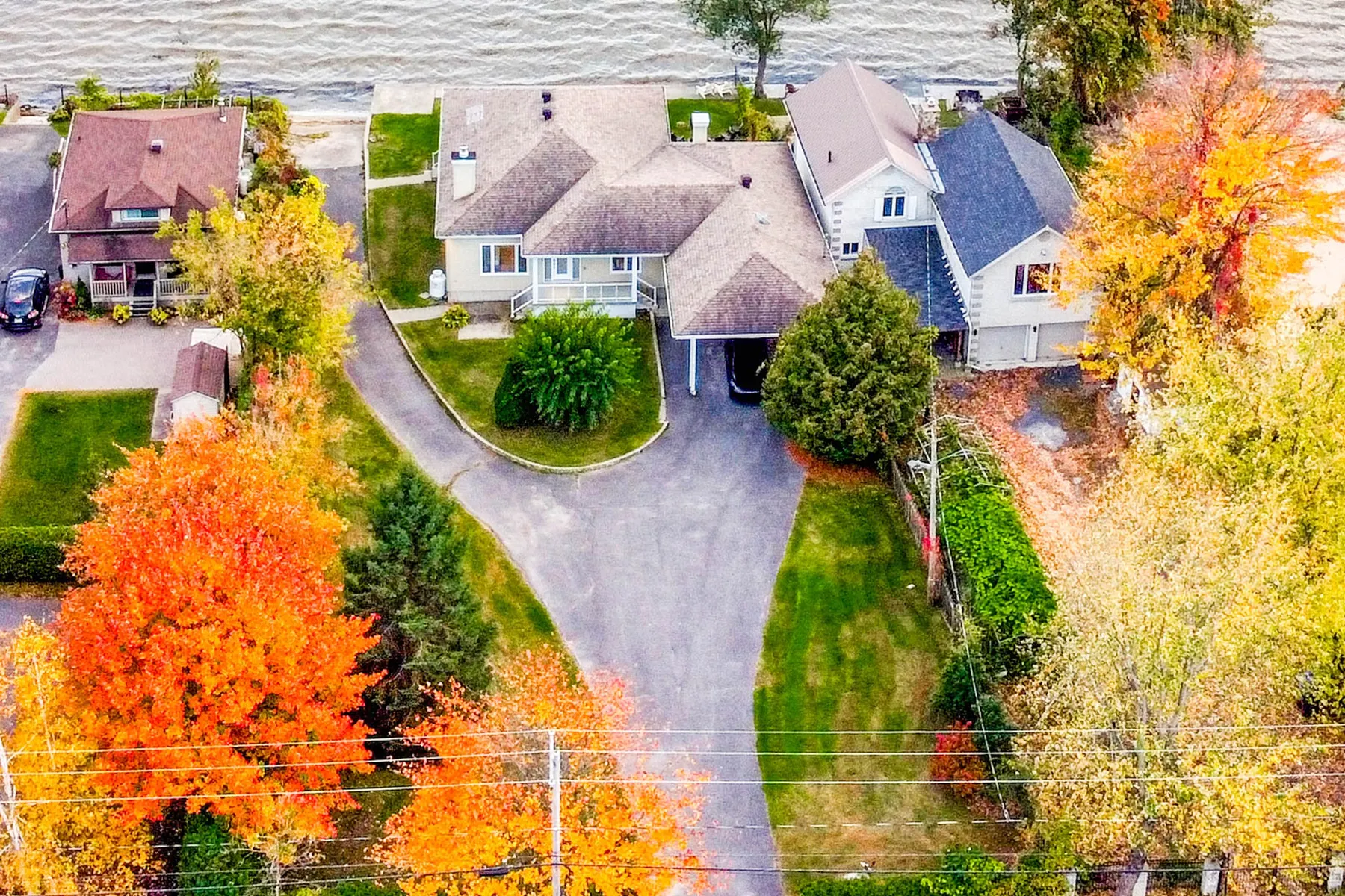 Coeur de Champlain II from above, driveway and lake